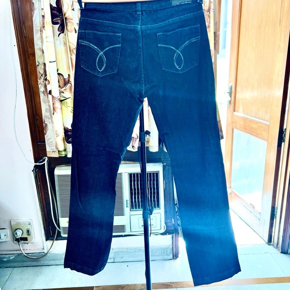 Summer Special Calvin Klein Straight Leg Slimming Denim Jeans in Size 28 - Picture 6 of 16